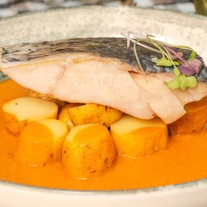 Corvina-a-baja-temperatura-con-suquet-de-mariscos-y-patatas-confitadas