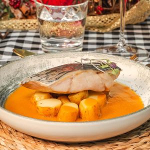 Corvina-a-baja-temperatura-con-suquet-de-mariscos-y-patatas-confitadas