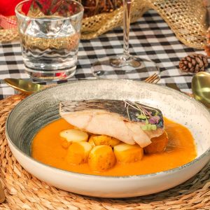 Corvina-a-baja-temperatura-con-suquet-de-mariscos-y-patatas-confitadas