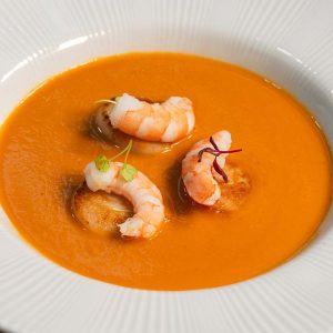 Crema de mariscos con vieiras y langostinos