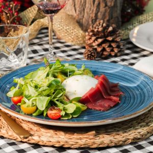 Ensalada-de-atún-rojo-y-burrata,-canónigos,-tomates-cherry-y-pesto-verde-de-albahaca