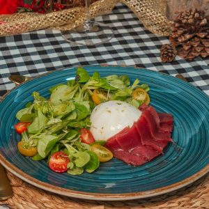 Ensalada-de-atún-rojo-y-burrata,-canónigos,-tomates-cherry-y-pesto-verde-de-albahaca