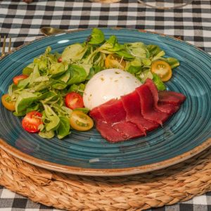 Ensalada-de-atún-rojo-y-burrata,-canónigos,-tomates-cherry-y-pesto-verde-de-albahaca