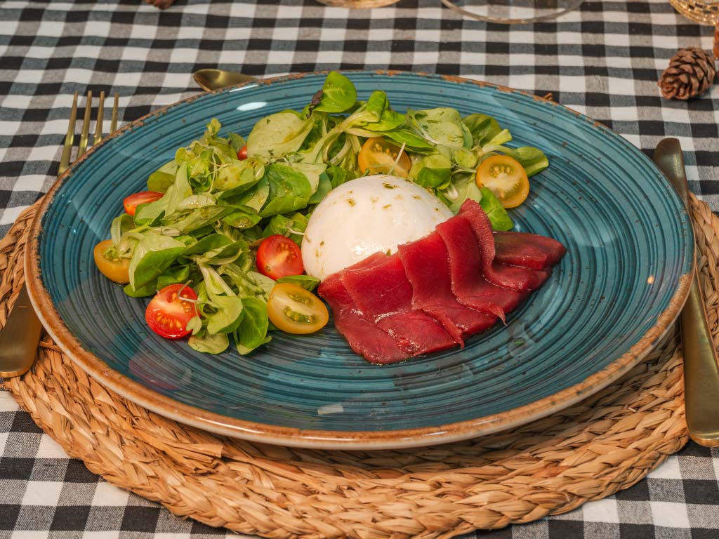 Ensalada-de-atún-rojo-y-burrata,-canónigos,-tomates-cherry-y-pesto-verde-de-albahaca