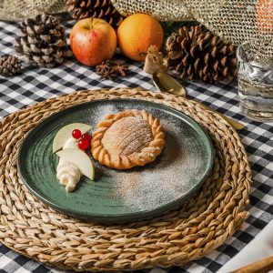 Hojaldre relleno de manaza y canela con salsa inglesa