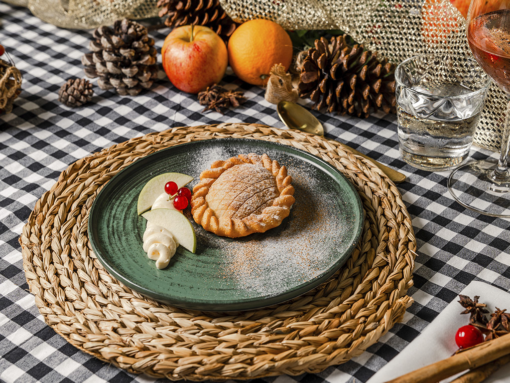 Hojaldre relleno de manaza y canela con salsa inglesa