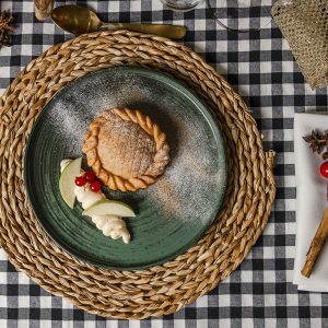 Hojaldre relleno de manaza y canela con salsa inglesa