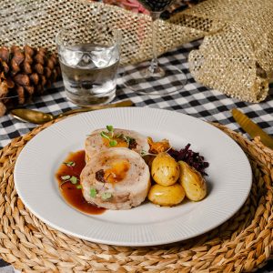 Medallón de pavo tradicional relleno con salsa de trufa