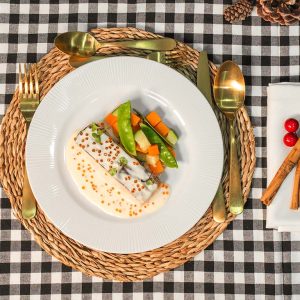 Salmón a las finas hierbas con menestra de verduras y salsa de citronela