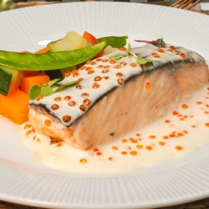 Salmón a las finas hierbas con menestra de verduras y salsa de citronela