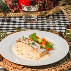 Salmón a las finas hierbas con menestra de verduras y salsa de citronela