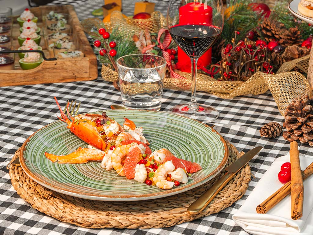 Salpicón de bogavante y langostinos con pomelo, granada y aliño cítrico