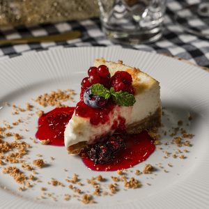 Tarta de queso al horno con frutos rojos confitados