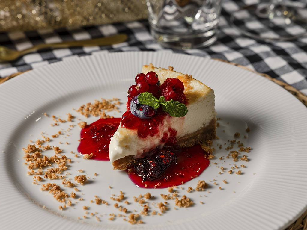 Tarta de queso al horno con frutos rojos confitados