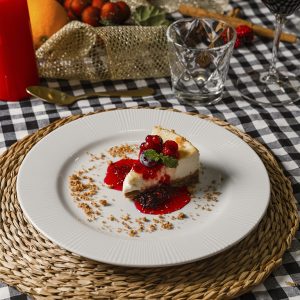 Tarta de queso al horno con frutos rojos confitados