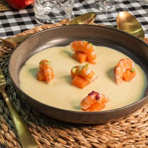 Vichyssoise de puerro y coco salmón ahumado y aceite de citronela